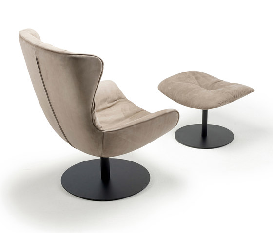 Leya | Wingback Chair with central leg & Ottoman | Poltrone | FREIFRAU MANUFAKTUR