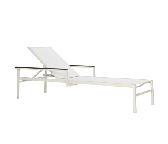 DUO STACKABLE MESH CHAISE LOUNGE WITH ARMS | Lettini giardino | JANUS et Cie