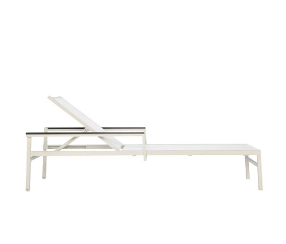 DUO STACKABLE MESH CHAISE LOUNGE WITH ARMS | Tumbonas | JANUS et Cie