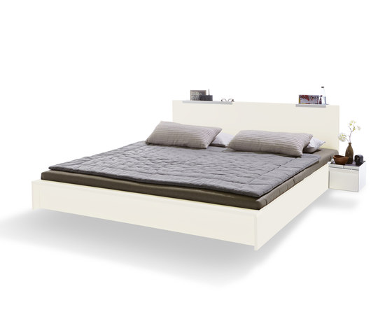 Flai bed lacquered pure white with headboard | Lits | Müller small living