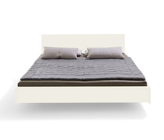 Flai bed lacquered pure white with headboard | Beds | Müller small living