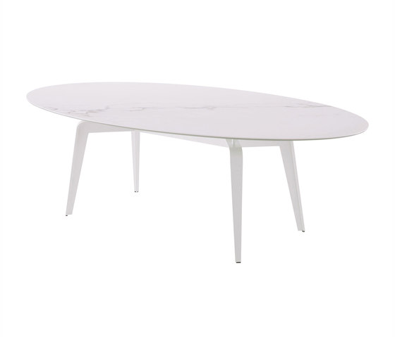 Odessa | Oval Dinig Table White Lacquered Base | Dining tables | Ligne Roset