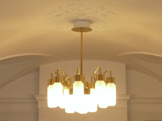 Gold Bespoke Chandelier | Lámparas de suspensión | YDF