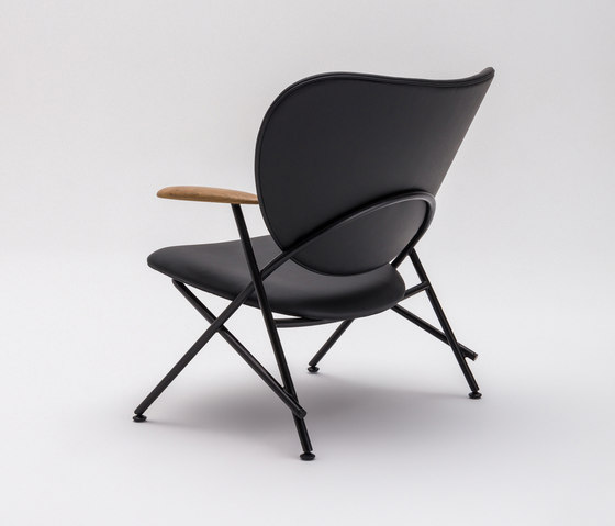 Calder Armchair with wooden armrests | Sessel | Comforty