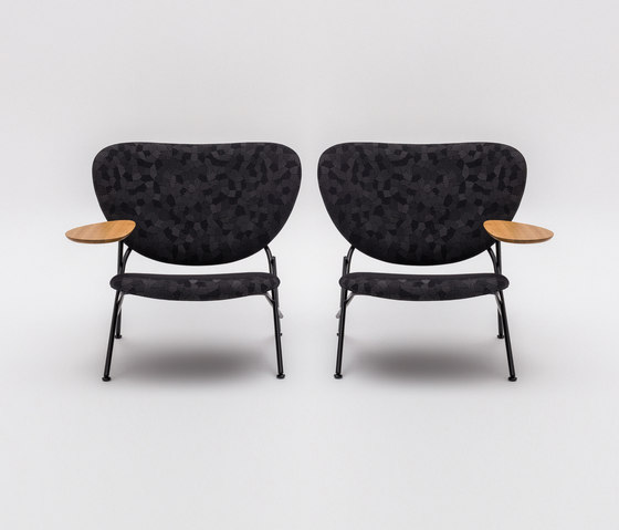 Calder Armchair with wooden side table | Sessel | Comforty
