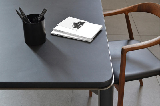 Gregorio table in black leather | Mesas comedor | mg12