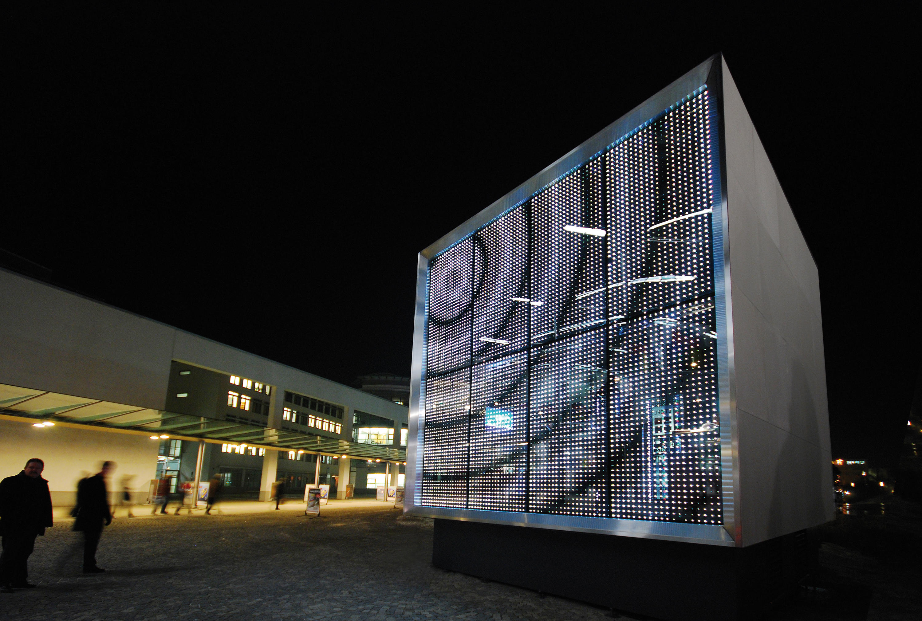 Araña de tela en embudo pakistaní Peatonal powerglass® media façade: Cube | Architonic