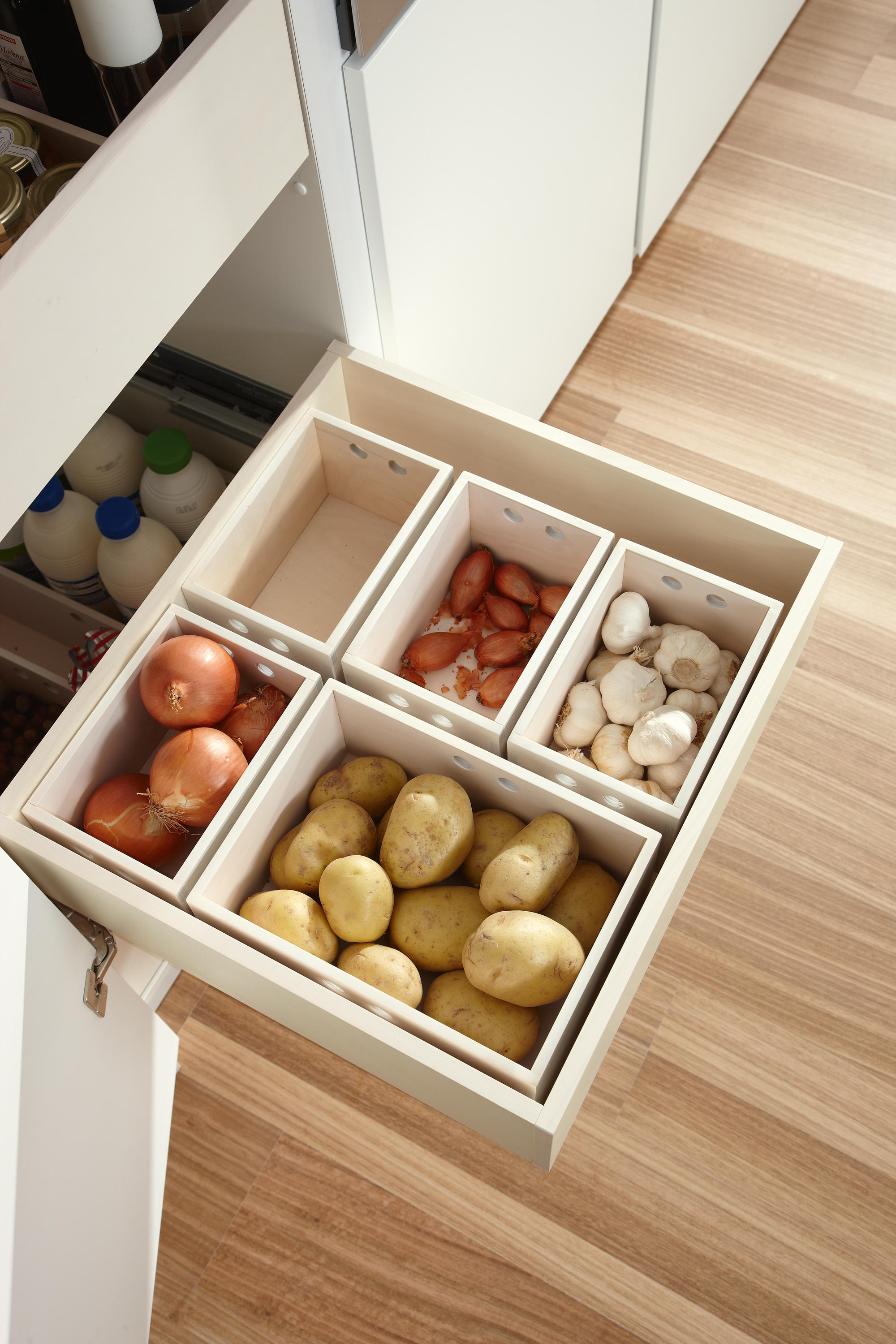 Хранение овощей доме. Ящик под овощи на кухню. Выдвижной ящик для хранения овощей. Выдвижной ящик для картошки. Шкафчик под овощи на кухню.
