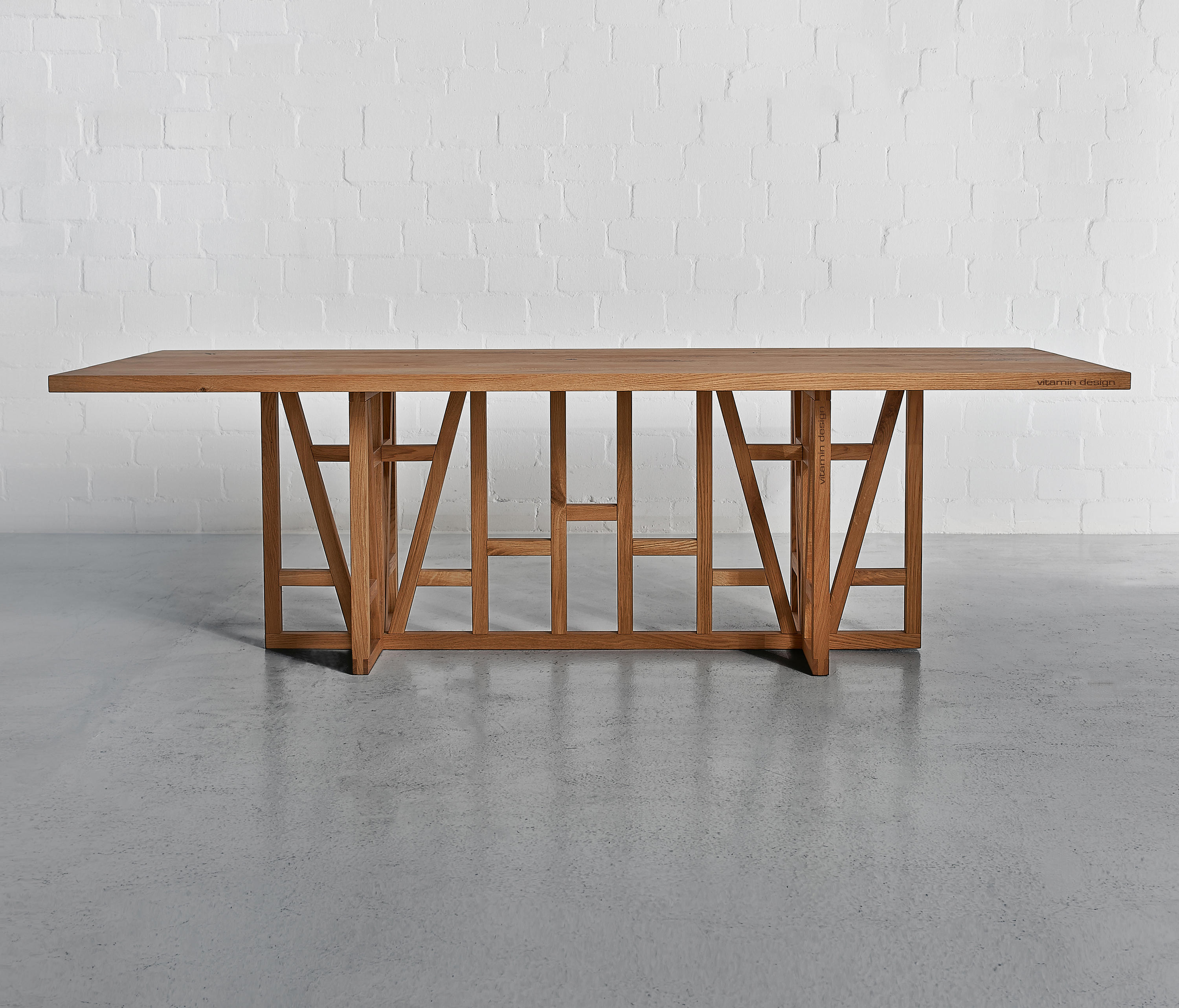 Деревянный минимализм конкурс. Стол деревянный дизайнерский. Минималистичный столик деревянный. Деревянный стол Минимализм. Деревянный стол дизайнерский современный.