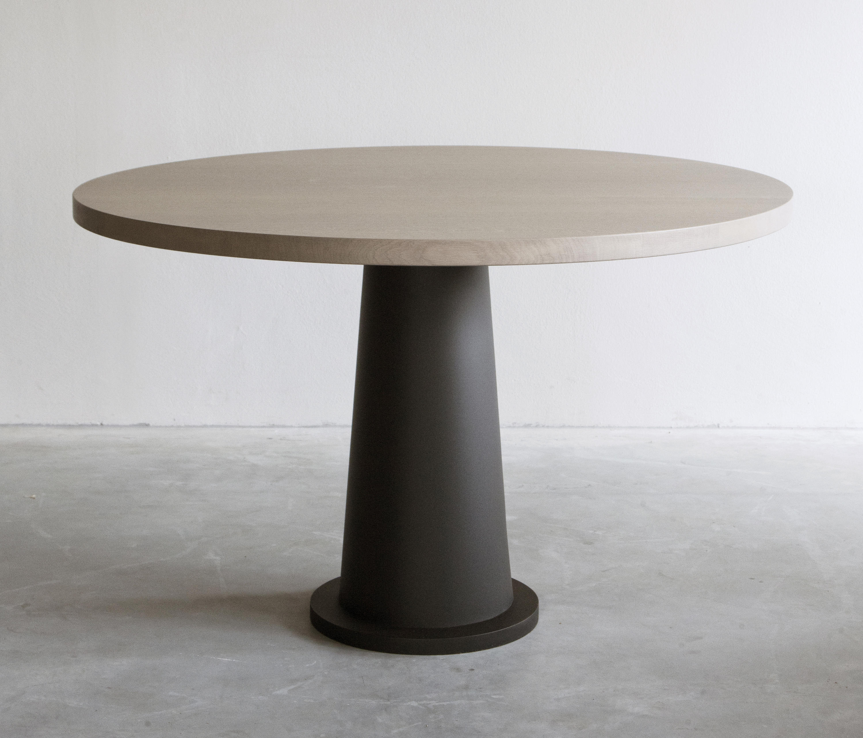 Kops Dining Table Round Metal Base Architonic   Kops Table Round With Metal Base Tafel Metalen Onderstel Tisch Metallgestell 15 Of B 