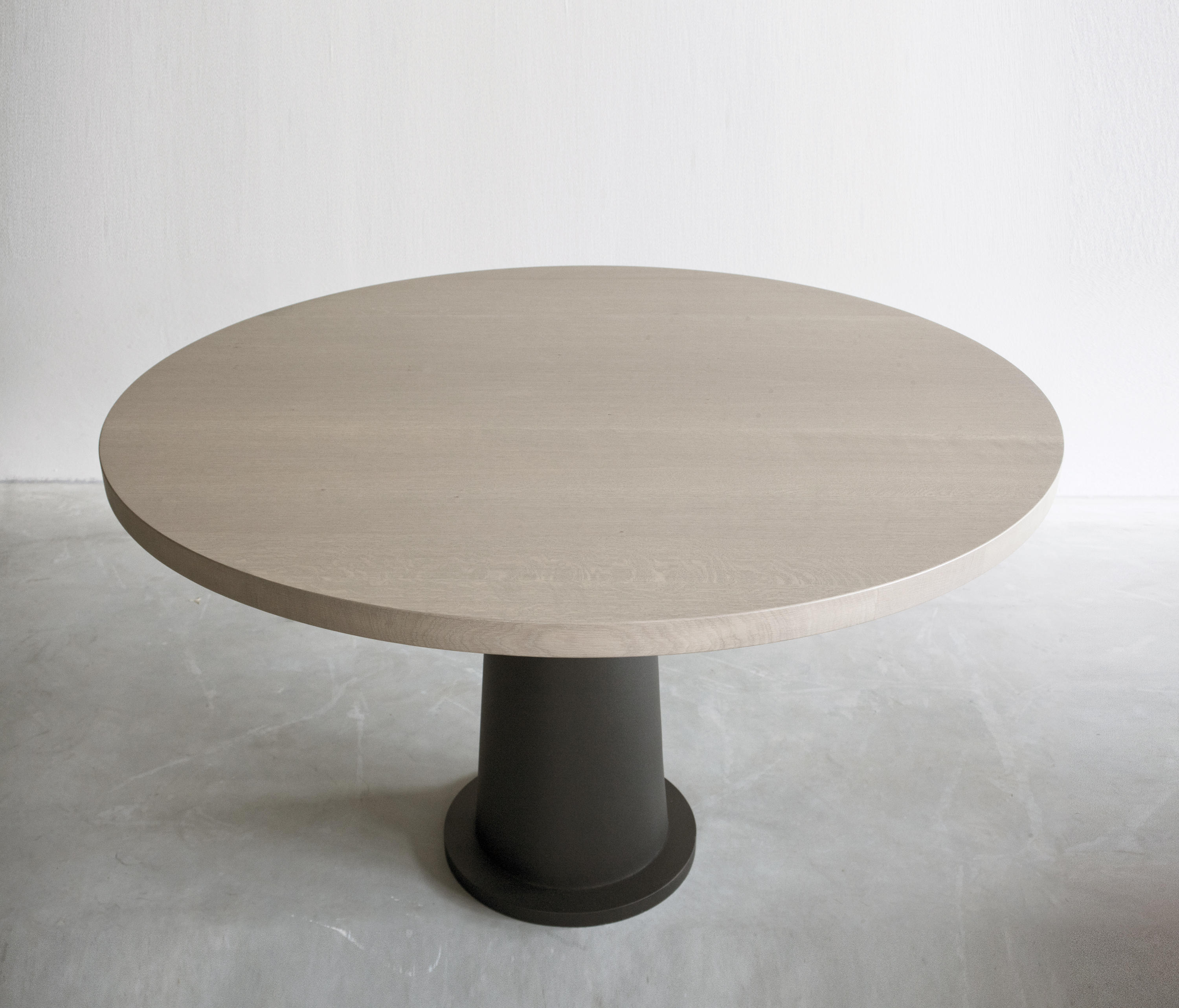 Kops dining table round metal base | Architonic