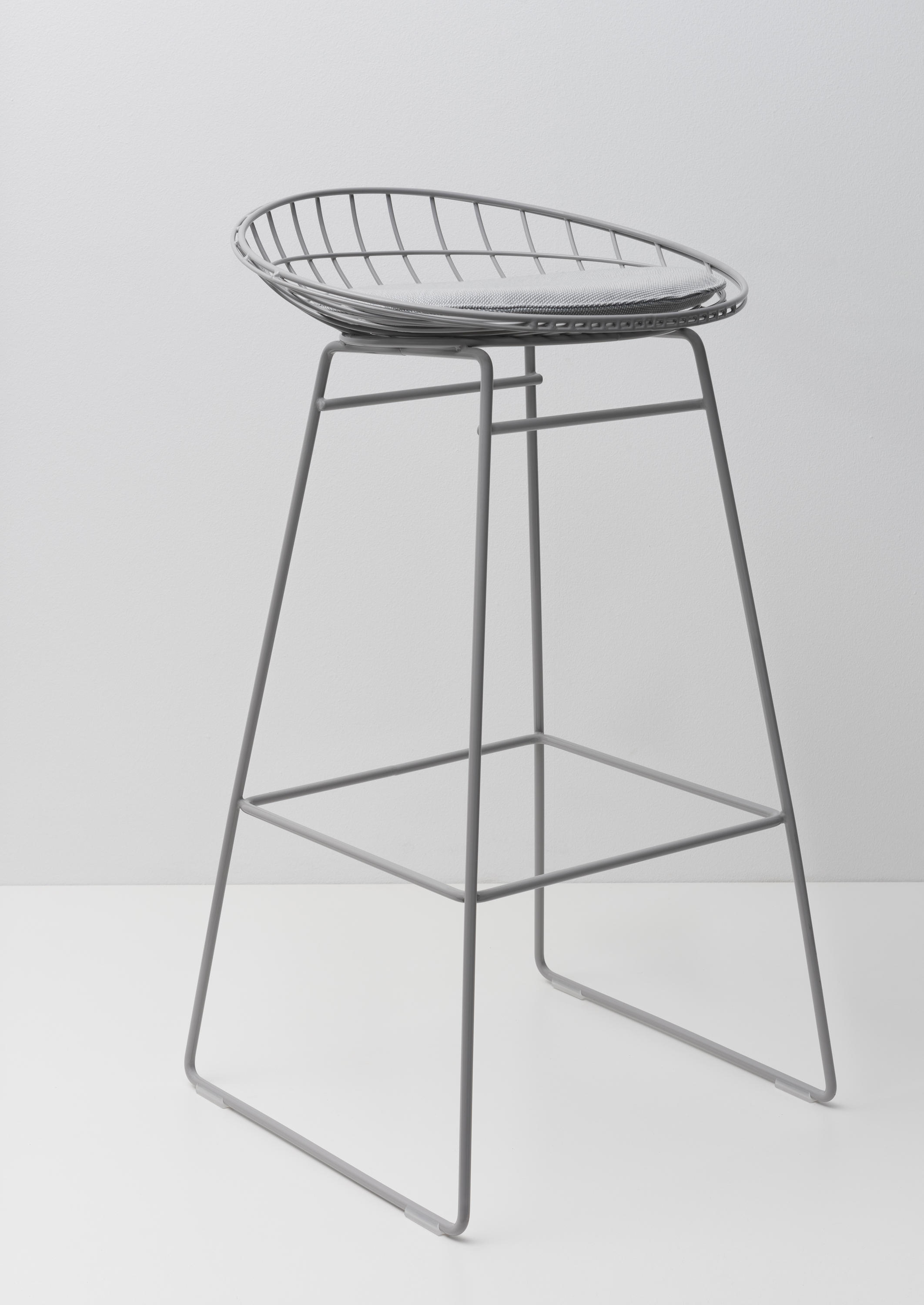 Wire stool KM07 & designer furniture | Architonic