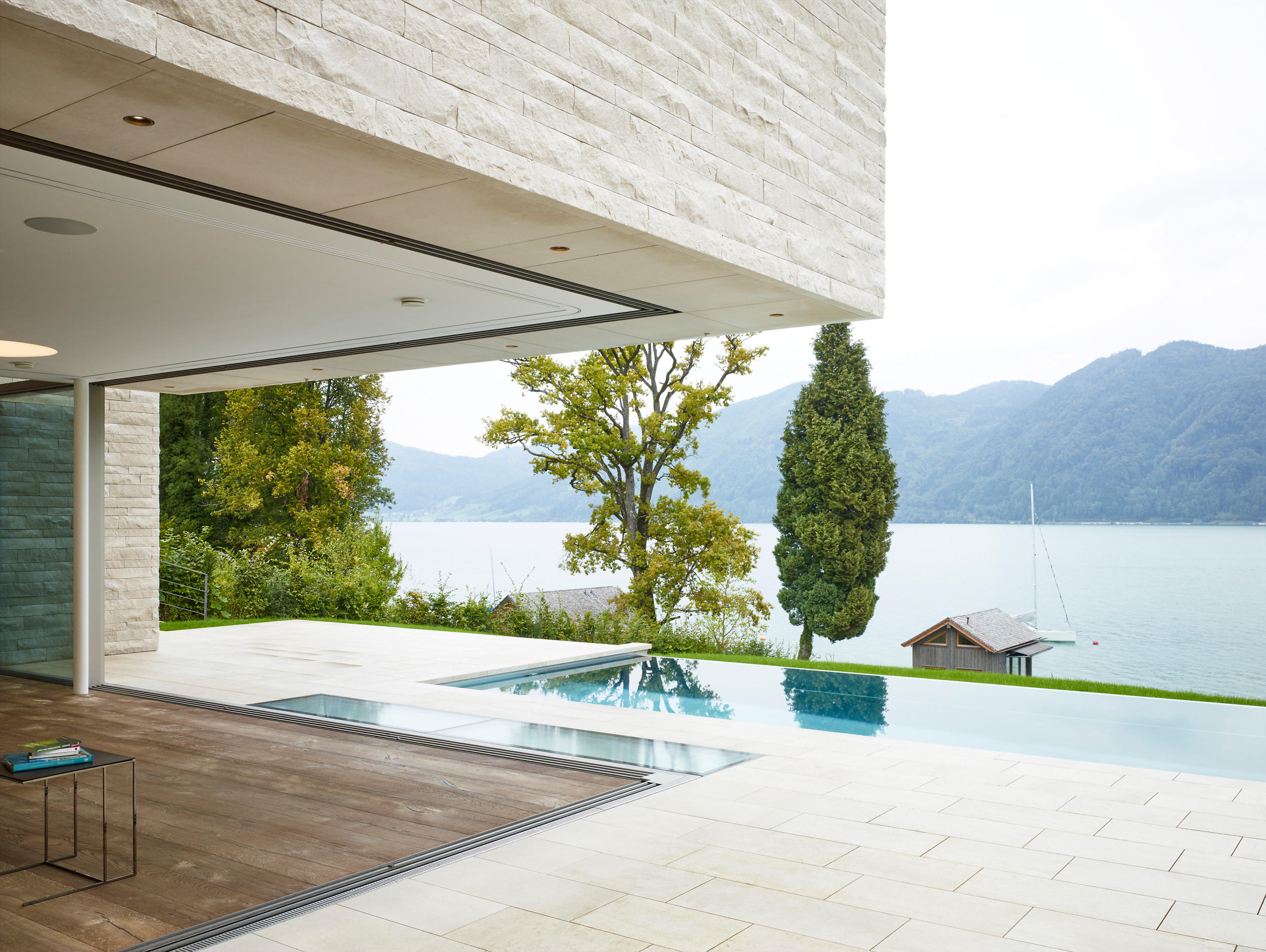 https://image.architonic.com/img_pro2-4/137/5503/einfamilienhaus-am-attersee-house-at-attersee-mid-res-45361-b.jpg