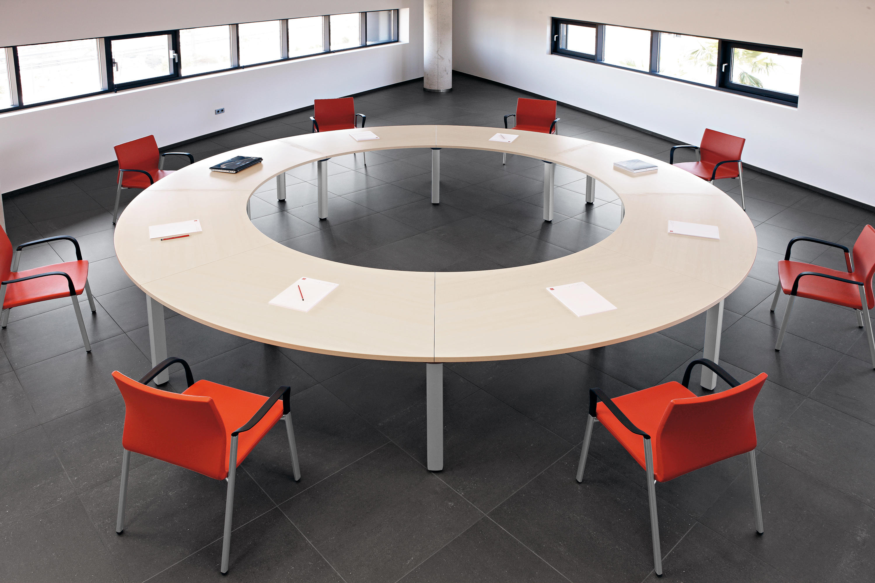 круглый стол для переговоров на 12 человек