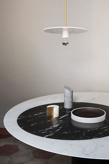 Proiezioni Dining Table Bianco Carrara / Nero Marquinia Ø160 h72 with inlay (Circle) | Esstische | Salvatori