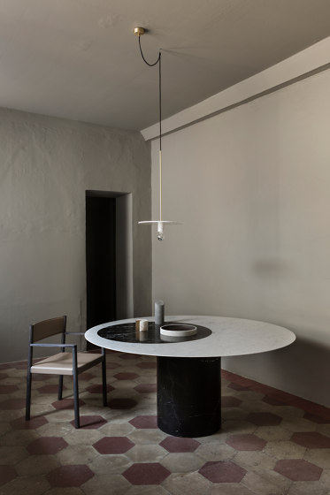 Proiezioni Dining Table Bianco Carrara / Nero Marquinia Ø160 h72 with inlay (semi circle) | Dining tables | Salvatori
