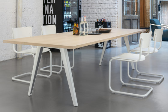 1545 | Contract tables | Thonet
