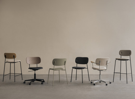 Co Dining Chair w. Armrest | Black Base | Upholstered Seat, Oak Back | Sierra - Black, 1001 - Dark Stained Oak | Chaises | Audo Copenhagen