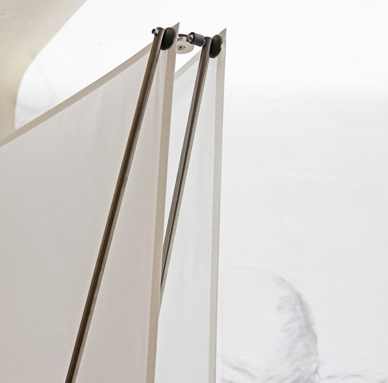 X IN BALANCE_SLIDING room divider in white ballon silk | Paneles de ocultación | X IN BALANCE