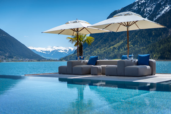 Lounge Outdoor System | Sunset Lounge mit Sonnenschirm | Sonnenschirme | IKONO