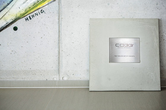 Beton | Concrete Table Display | Menu Holder | Expositores publicitarios | CO33 by Gregor Uhlmann