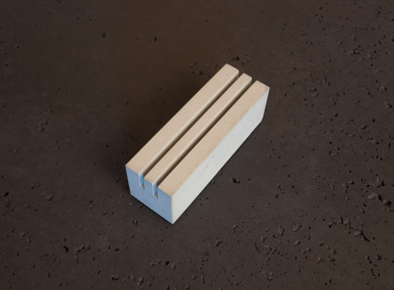 Beton | Tischaufsteller mit 2 Nuten | Displayständer | CO33 by Gregor Uhlmann