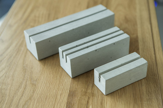 Beton | Tischaufsteller | eine Nut | Displayständer | CO33 by Gregor Uhlmann