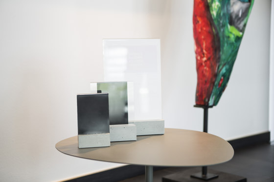 Beton | Concrete Table Display | Menu Holder | Espositori | CO33 by Gregor Uhlmann