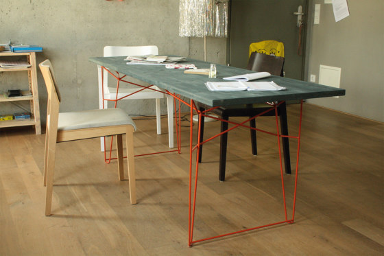 LTL | Tisch und Liege, Platte Granitgrau RAL 7026 | Esstische | Magazin®