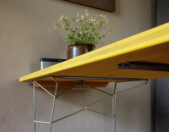 LTL | Table and Couch, tabletop zinc yellow RAL 1018 | Tavoli pranzo | Magazin®