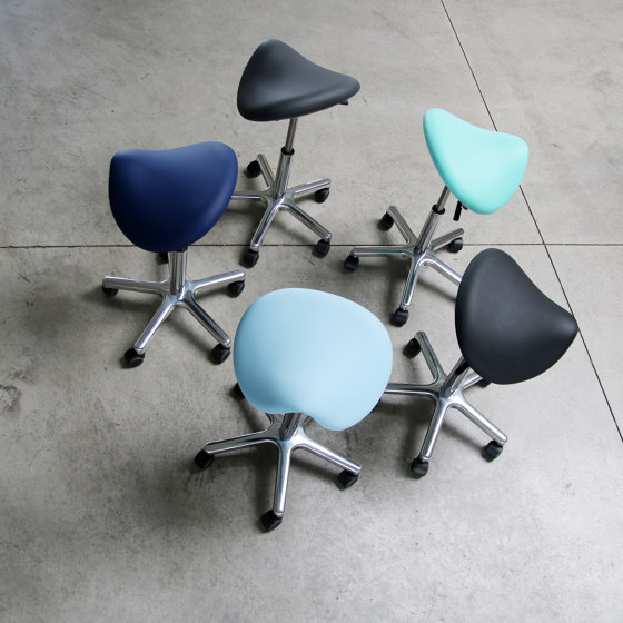 sella | Saddle chair with backrest and footring | Taburetes de oficina | lento