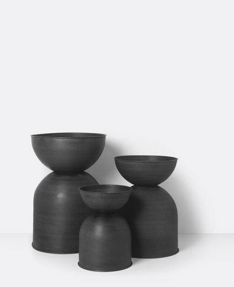 Hourglass Pot - Large - Black |  | ferm LIVING