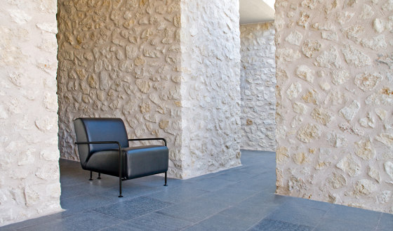 Butaca Colubi Outdoor con reposabrazos de madera | Sillones | viccarbe