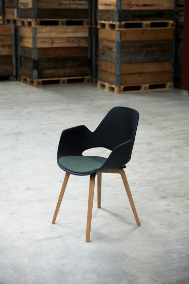 FALK | Dining armchair - Oiled oak legs, Dark Olive Seat | Stühle | HOUE