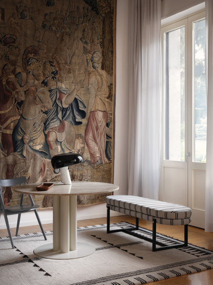 Goya Petite table D. 120- Version ronde avec plateau en Travertino romano | Tables d'appoint | ARFLEX
