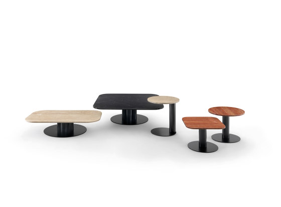 Goya Petite table 50x50 - Version carrée avec plateau en Travertino rosso | Tables d'appoint | ARFLEX