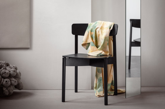 T01 | Cross Chair Oak Black lacquer Blue Hallingdal | Stühle | TAKT