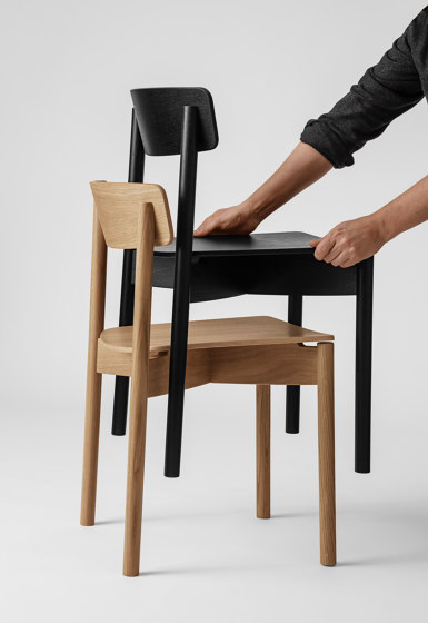 T01 | Cross Chair Oak Matt lacquer Black Leather Dunes | Chairs | TAKT