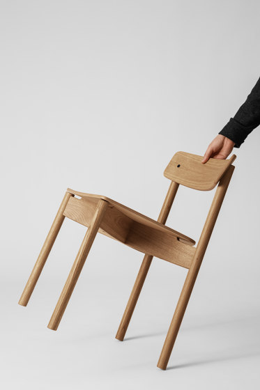 T01 | Cross Chair Oak Black lacquer | Chairs | TAKT