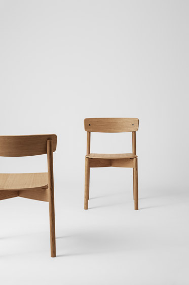 T01 | Cross Chair Oak Black lacquer Brown Hallingdal | Sillas | TAKT
