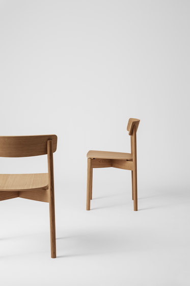 T01 | Cross Chair Oak Black lacquer Brown Hallingdal | Sedie | TAKT