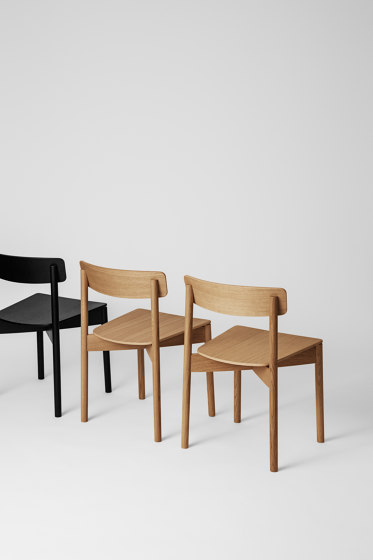 T01 | Cross Chair Oak Black lacquer Grey Hallingdal | Chaises | TAKT