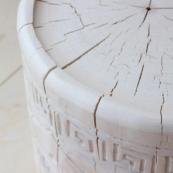 Nativo Hand Carved Solid Log Table | Tables d'appoint | Pfeifer Studio