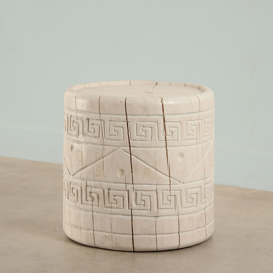 Nativo Hand Carved Solid Log Table | Beistelltische | Pfeifer Studio