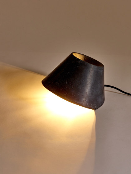 Eaunophe Lamp Indoor S Schwarz | Bodenleuchten | Serax