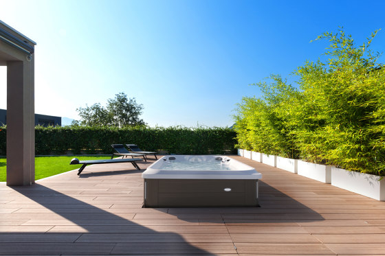 J-13 PowerPlay™ Swim Spa | Whirlpools | Jacuzzi®