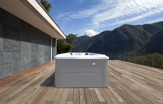 J-13 PowerPlay™ Swim Spa | Whirlpools | Jacuzzi®