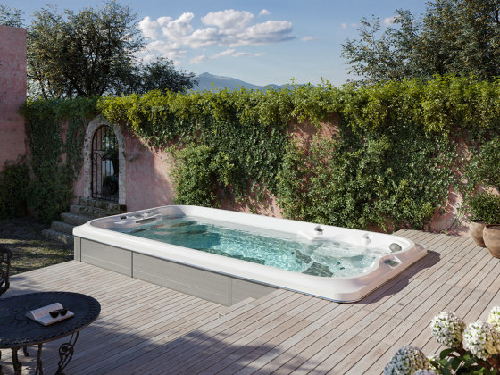 J-13 PowerPlay™ Swim Spa | Whirlpools | Jacuzzi®