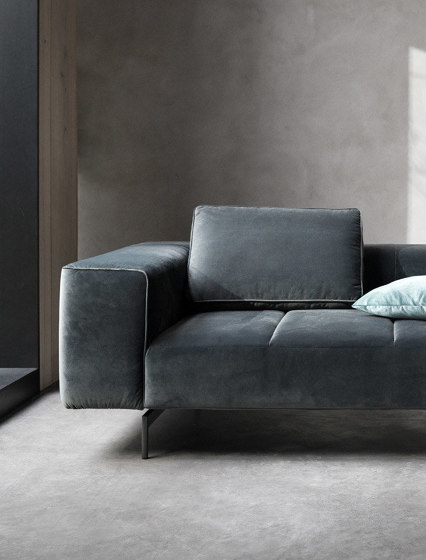 Amsterdam Sofa AQ00 with footstool on the left | Sofas | BoConcept