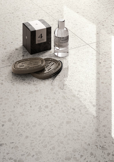 Flake White Medium | Ceramic tiles | Refin